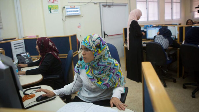 نساء بدويات في المركز الهاتفي في بئر السبع (تصوير أرشيف: مريم الطشر / فلاش 90)