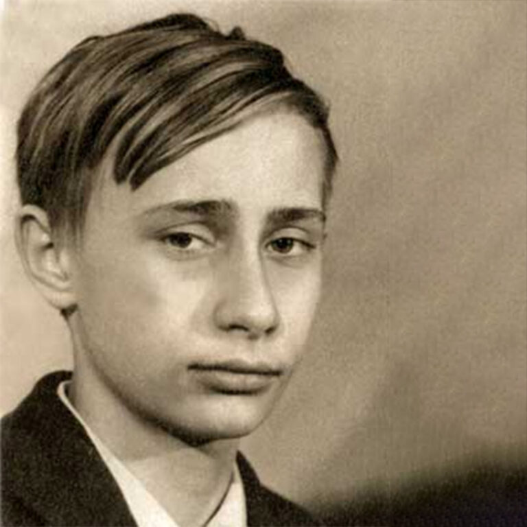 פוטין בצעירותו. &quot;כשהוא קורא לאוקראינים נאצים הוא מתכוון לזה בכל ליבו, כאדם שסבל רבות באשמת הנאצים&quot;  (צילום: ויקימדיה/kremlin.ru)