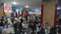 אזרחים במקלט מאולתר במריופול (צילום ארכיון: AP Photo/Evgeniy Maloletka)