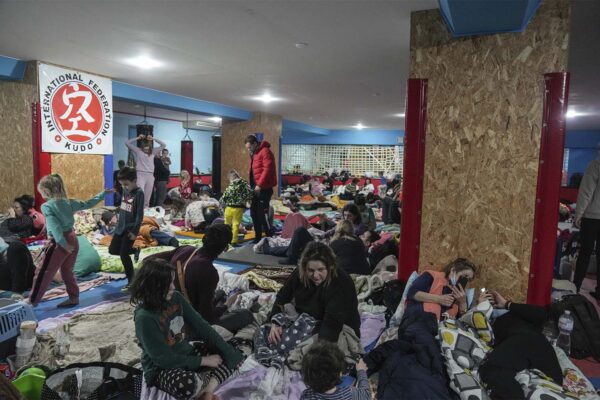 אזרחים במקלט מאולתר במריופול (צילום ארכיון: AP Photo/Evgeniy Maloletka)