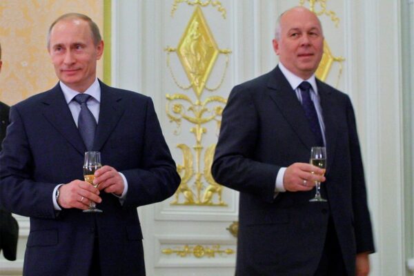 איש העסקים סרגיי צ'מזוב (מימין) ונשיא רוסיה ולדימיר פוטין (צילום ארכיון: AP Photo/RIA-Novosti, Alexei Druzhinin, Pool)