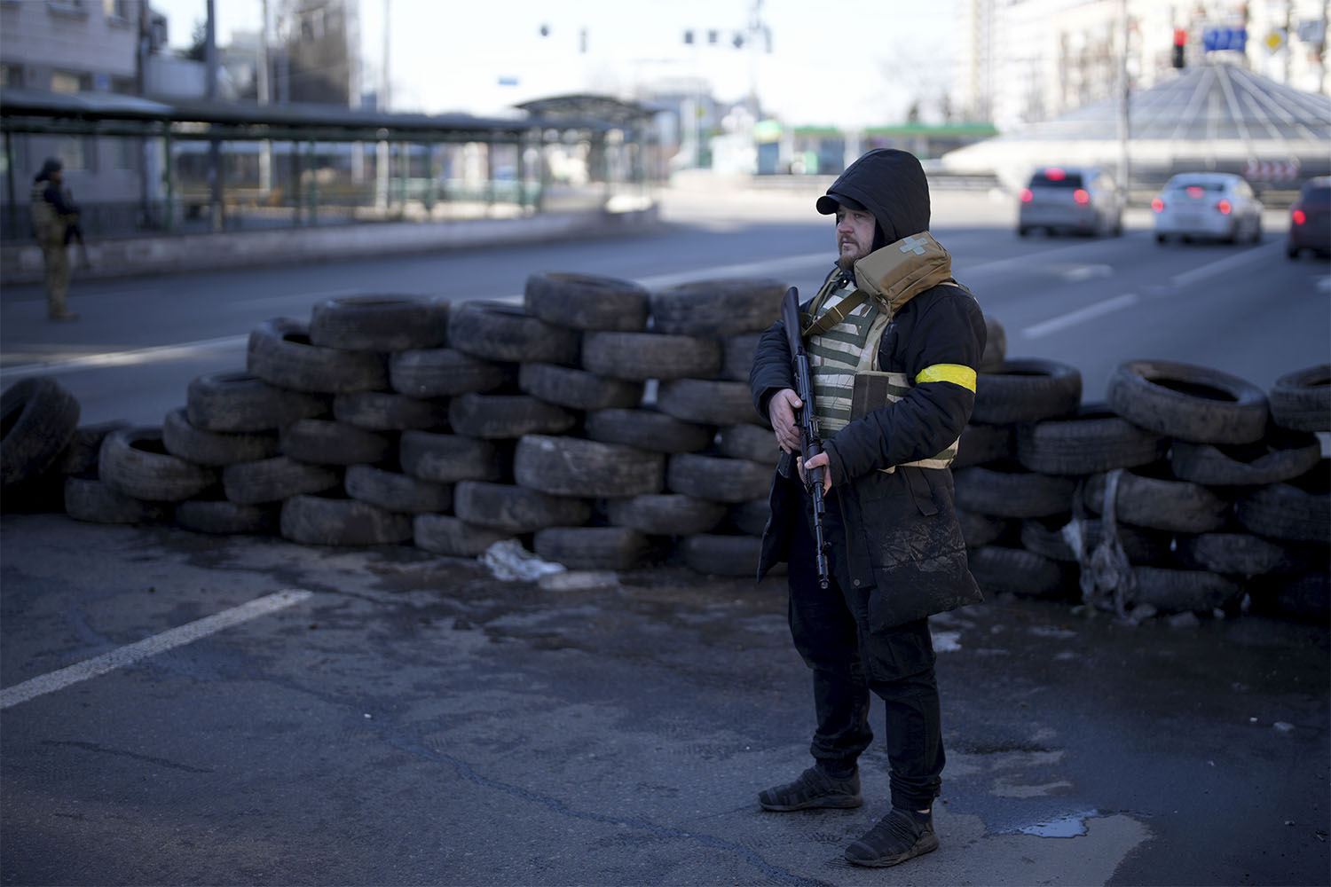 אזרח במחסום בקייב, אוקראינה (צילום: AP Photo/Emilio Morenatti)