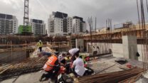 פעולות לחילוץ עובד שנפל באתר בנייה (צילום: ארז סופר, מ"מ רמ"ד דוברות והסברה, כבאות מחוז דן)