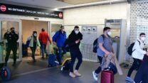 נוסעים שהגיעו לישראל מאוקראינה ביציאה משדה התעופה בן גוריון (צילום ארכיון: תומר נויברג / פלאש90)