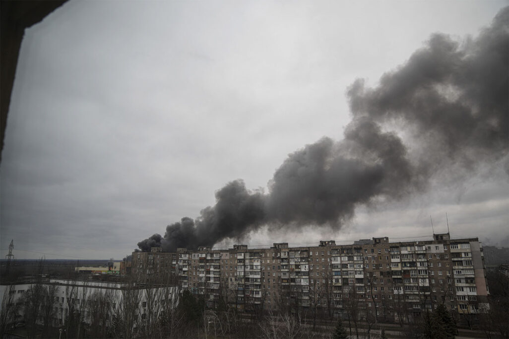 עשן עולה מבניין במריופול אחרי הפגזה רוסית (צילום: AP Photo/Evgeniy Maloletka)