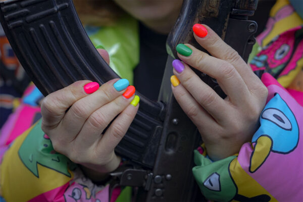 צעירה מטפלת בנשק במהלך אימון קרבי בסיסי לאזרחים שאורגן על ידי יחידת הכוחות המיוחדים אזוב של המשמר הלאומי של אוקראינה במריופול, אזור דונייצק, מזרח אוקראינה (צילום: AP Photo/Vadim Ghirda)
