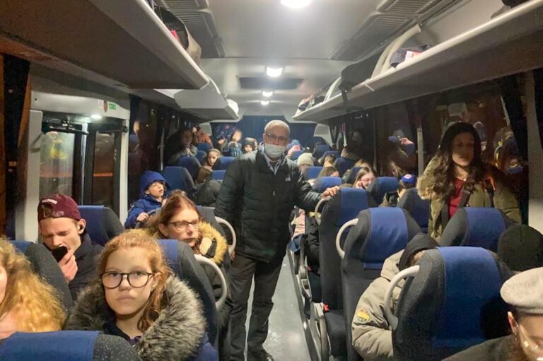 מלכי בוקיעט (מימין) באוטובוס מצרנוביץ (דרום אוקראינה) לרומניה, עם קונסול ישראל ברומניה, רוני שבתאי (צילום: משרד החוץ)