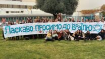 תלמידות אולפנת הר ברכה ממתינות לעולים מאוקראינה (צילום: יהל פרג')