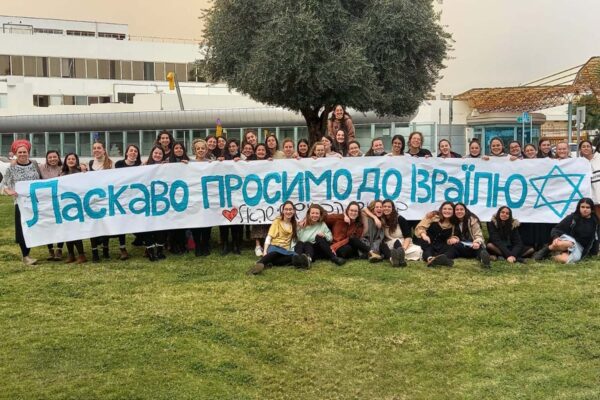 תלמידות אולפנת הר ברכה ממתינות לעולים מאוקראינה (צילום: יהל פרג')