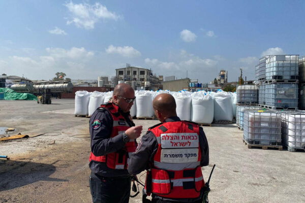 אנשי כבאות והצלה במפעל בקיבוץ דליה בו דלפו חומרים מסוכנים (צילום: דוברות כבאות והצלה)