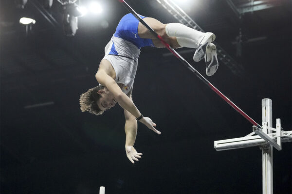 ארמנד דופלנטיס שובר את שיא העולם בקפיצה במוט (AP Photo/Michael Sohn)