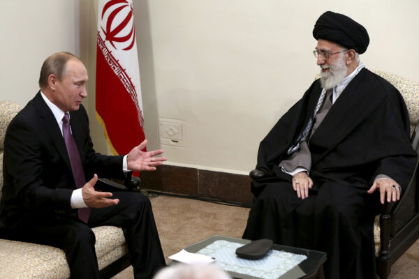מנהיג איראן עלי חמינאי ונשיא רוסיה ולדימיר פוטין בפגישתם ב-2018 (צילום ארכיון: Office of the Iranian Supreme Leader via AP)