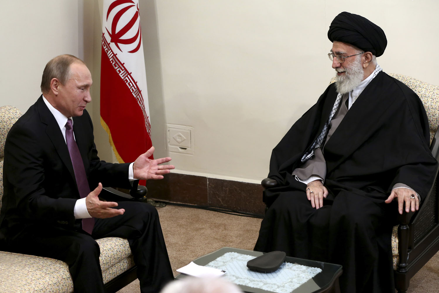איראן התמודדה עם סנקציות ולא התמוטטה. מנהיג איראן עלי חמינאי ונשיא רוסיה ולדימיר פוטין (צילום ארכיון: Office of the Iranian Supreme Leader via AP)