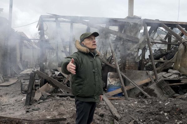 אוקראיני ליד ביתו שנהרס בהפגזה רוסית, בכפר הורנקה הקרוב לקייב (צילום: AP Photo/Efrem Lukatsky)