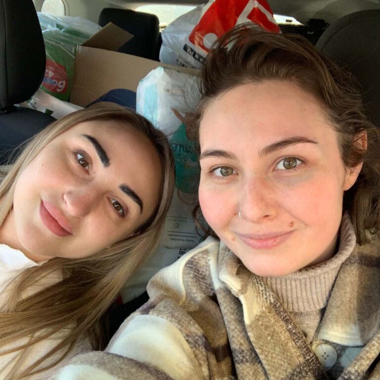 Karina (on the right) with her friend Lilia in a car loaded with food and medicine for distribution in Kyiv. (Photo: Private album)