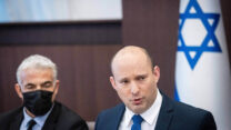 ראש הממשלה נפתלי בנט ושר החוץ יאיר לפיד. מרחיבים את הפערים (צילום: יונתן זינדל / פלאש90)