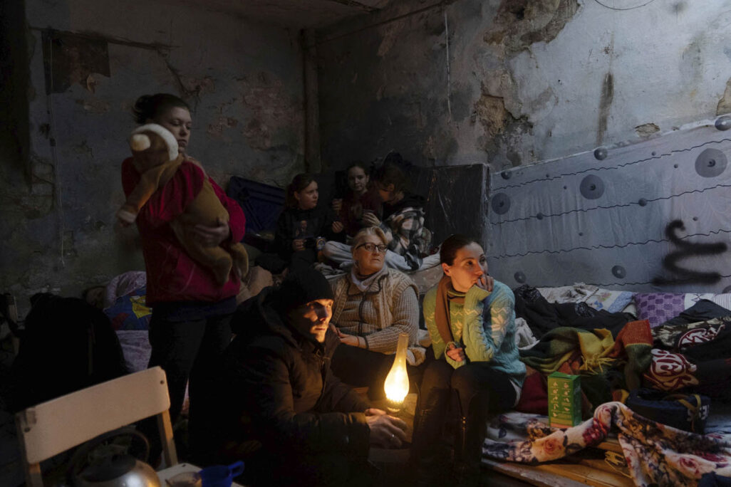 אזרחים אוקראינים תופסים מחסה מההפצצות הרוסיות בתחנת רכבת בקייב (צילום: AP Photo/Evgeniy Maloletka)