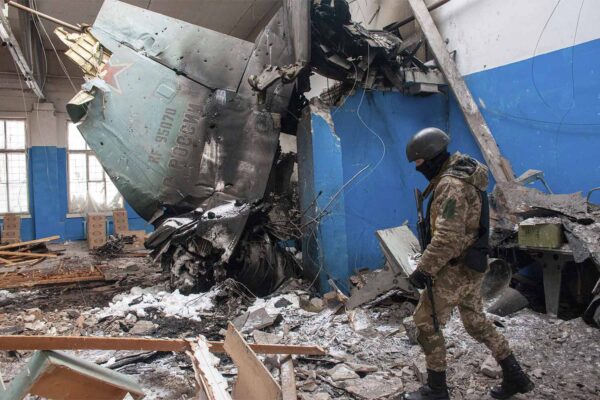 איש צוות אוקראיני מסייע בפינוי מבנה שנפגע בהפצצות רוסיות במדינה (AP Photo/Andrew Marienko)
