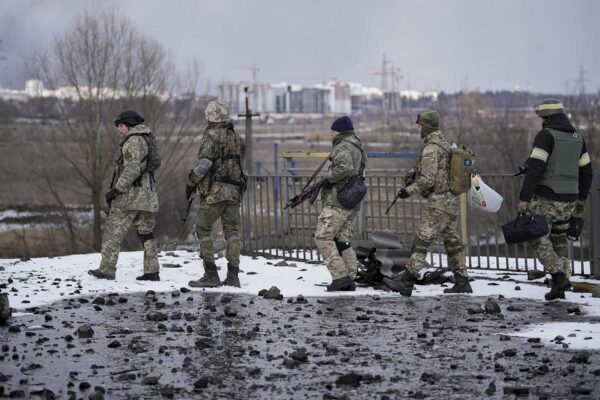 חיילים אוקראינים בעיירה אירפין הסמוכה לקייב (AP Photo/Vadim Ghirda)