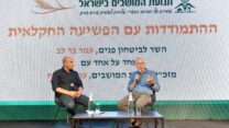 השר לבטחון פנים עומר בר-לב ועמית יפרח מזכ״ל תנועת המושבים בכנסת בנושא הפשיעה החקלאית (צילום: תנועת המושבים)