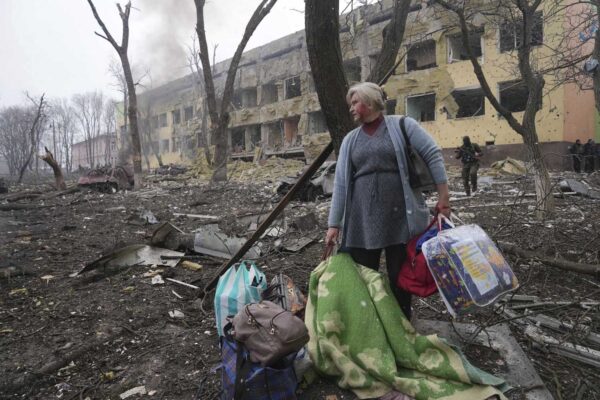 פינוי הריסות בית החולים ליולדות במריופול שנהרס בהפצצות הצבא הרוסי (צילום: AP Photo/Evgeniy Maloletka)