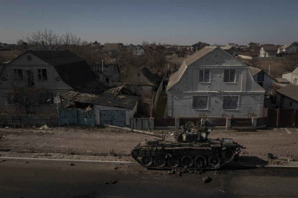 טנק רוסי שהושמד בקרבות בין צבא רוסיה לאוקראינה ברובע ברוברי, צפון קייב (צילום: AP Photo/Felipe Dana)