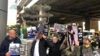 מפגינים למען פליטי אוקראינה בנתב"ג (צילום: הפורום למען פליטי אוקראינה)