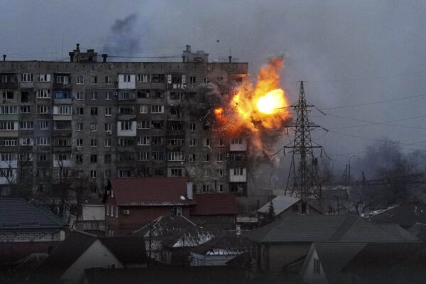 פיצוץ בבניין דירות במריופול לאחר ירי טנקים של הצבא הרוסי (צילום ארכיון: AP Photo/Evgeniy Maloletka)