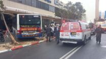 אוטובוס של דן שפגע בחנות ברחוב אחד העם בתל אביב (צילום: דוברות מד"א)