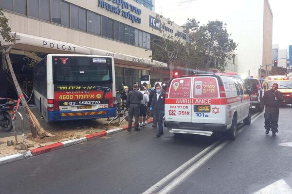 אוטובוס של דן שפגע בחנות ברחוב אחד העם בתל אביב (צילום: דוברות מד"א)