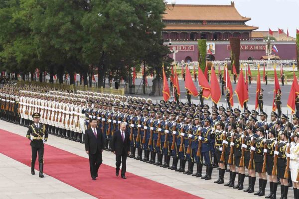נשיא רוסיה ולדימיר פוטין ונשיא הסיני שי ג'ינפינג במצעד צבאי בבייג'ינג, יוני 2018. (צילום ארכיון: Greg Baker/Pool via AP)