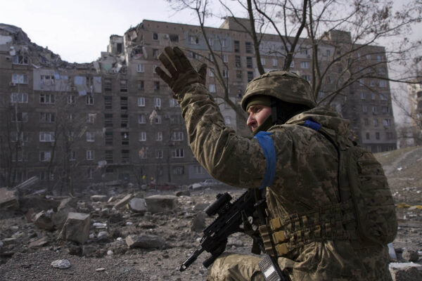 חייל במאריפול לאחר הפצצה של בניין מגורים (צילום: AP Photo/Mstyslav Chernov)