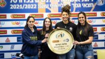 ארבעת הקפטניות וצלחת אליפות ליגת העל לנשים בכדורסל (צילום: עודד קרני, באדיבות מנהלת ליגת העלך לנשים בכדורסל)