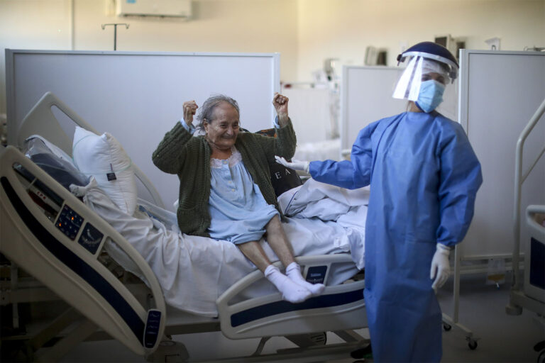 בואנוס איירס, ארגנטינה. בלנקה אורטיז, בת 84, חוגגת לאחר שנודע לה שתשוחרר מבית החולים עזיזה יורנקיאן, 13 באוגוסט 2020 (צילום: AP Photo/Natacha Pisarenko)