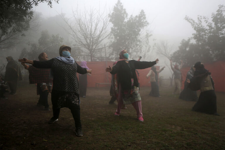לאהור, פקיסטן. נשים מתרגלות יוגה בפארק, 17 בפברואר 2021 (צילום: AP Photo/K.M. Chaudary)