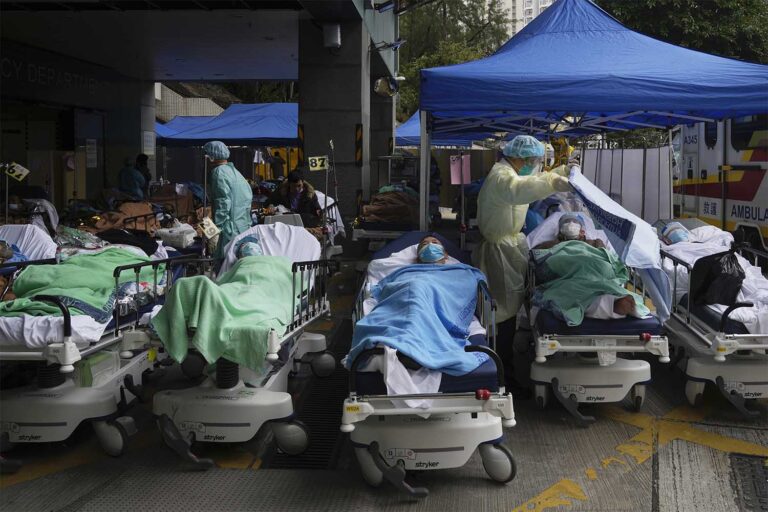 הונג קונג. אזור טיפול מאולתר מחוץ למרכז הרפואי קאריטס, 18 בפברואר 2022 (צילום: AP Photo/Kin Cheung)