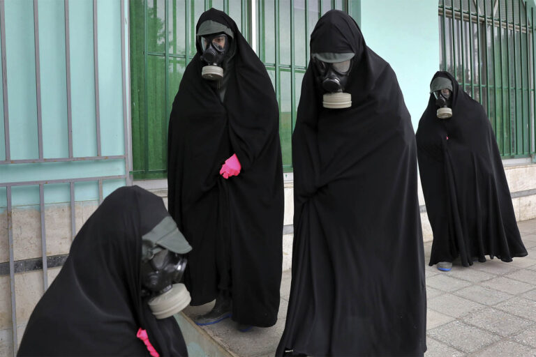 חומשאהר, איראן. נשים לובשות ביגוד מגן וצ'אדור, בגד מכף רגל ועד ראש, מגיעות לבית הקברות כדי להכין את גופת הקורבן שמת מקורונה החדש ללוויה, 30 באפריל 2020 (צילום: AP Photo/Ebrahim Noroozi)
