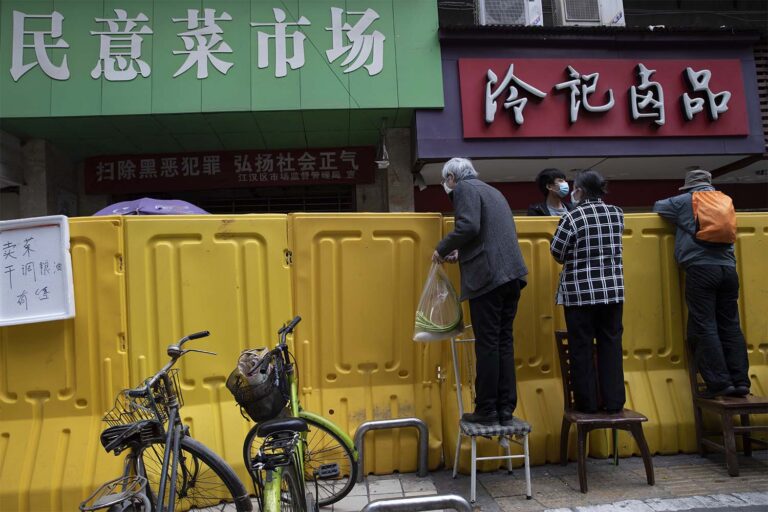 ווהאן, סין. קניות מאחורי מחסומים, 3 באפריל 2020 (צילום: AP Photo/Ng Han Guan)