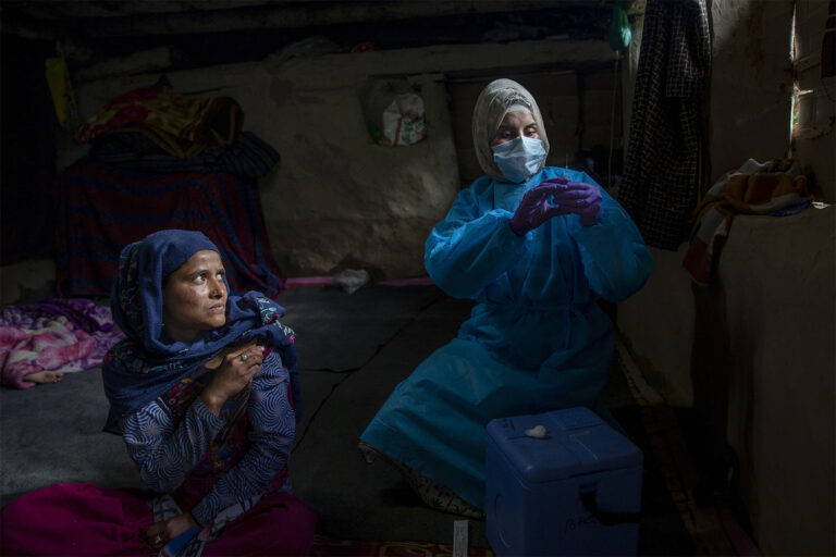 קשמיר, הודו. אחות מחסנת אישה בחיסון קובישילד, 22 ביוני 2021 (צילום: AP Photo/Dar Yasin)
