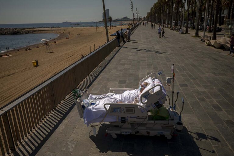 ברצלונה, ספרד. פרנסיסקו אספנה, בן 60, מתבונן על הים התיכון מטיילת ליד בית החולים דל מאר, 29 בספטמבר 2020 (צילום: AP Photo/Emilio Morenatti)