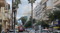 שריפה בבניין בפתח תקווה (צילום: דוברות הצלה פתח תקווה)