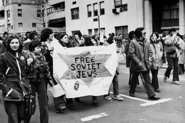 קבוצת נשים מהקהילה היהודית בניו יורק במצעד מחאה למען יהודי ברית המועצות, נושאות שלט עליו נכתב &quot;שחררו את היהודים הסובייטים&quot;, 13 באפריל 1979 (צילום ארכיון: Peter Keegan/Keystone/Hulton Archive/Getty Images)