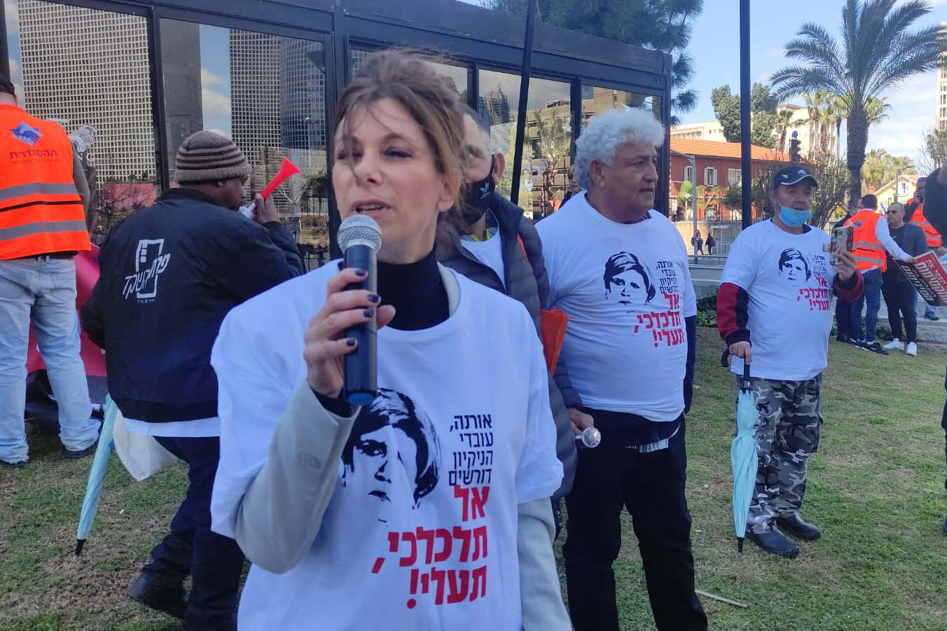 ורוניקה רוזנברג בהפגנת עובדי הניקיון בתל אביב (צילום: ניצן צבי כהן)