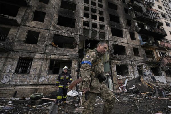 בניין מגורים בקייב אחרי הפגזה רוסית (צילום: AP Photo/Vadim Ghirda)