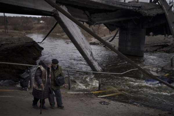 גשר מפוצץ בפאתי קייב (צילום: AP Photo/Felipe Dana)
