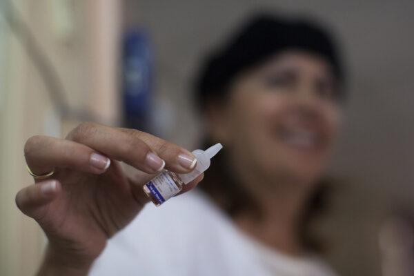 אחות מחזיקה מנת חיסון נגד פוליו (צילום ארכיון: יונתן זינדל/ פלאש 90)