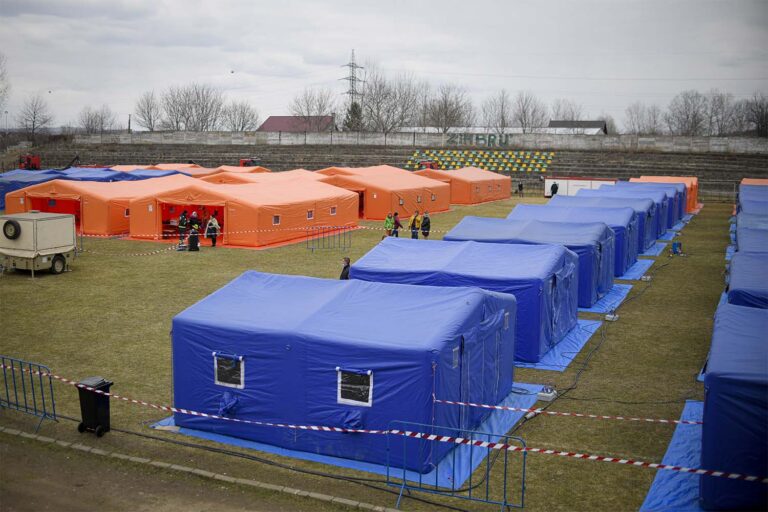 מחנה פליטים לפליטים אוקראינים על מגרש כדורגל בעיר סירט, רומניה. (צילום: AP Photo/Andreea Alexandru)