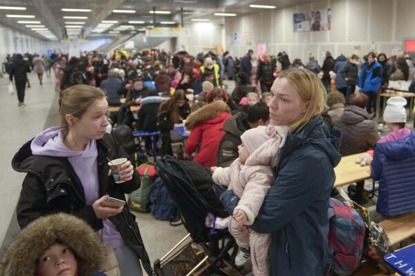 פליטים אוקראינים נחים בתחנת הרכבת המרכזית בברלין (צילום: AP Photo/Markus Schreiber)
