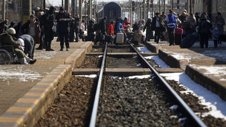 פליטים אוקראינים בתחנת הרכבת בסוצ'אבה, רומניה (צילום: AP Photo/Andreea Alexandru)