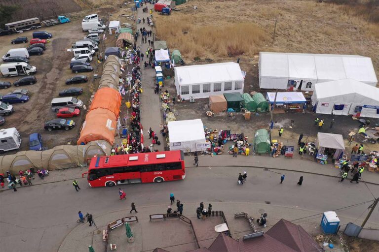 פליטים מאוקראינה עומדים בתור לתחבורה במעבר הגבול במדיקה, פולין (צילום: AP Photo)
